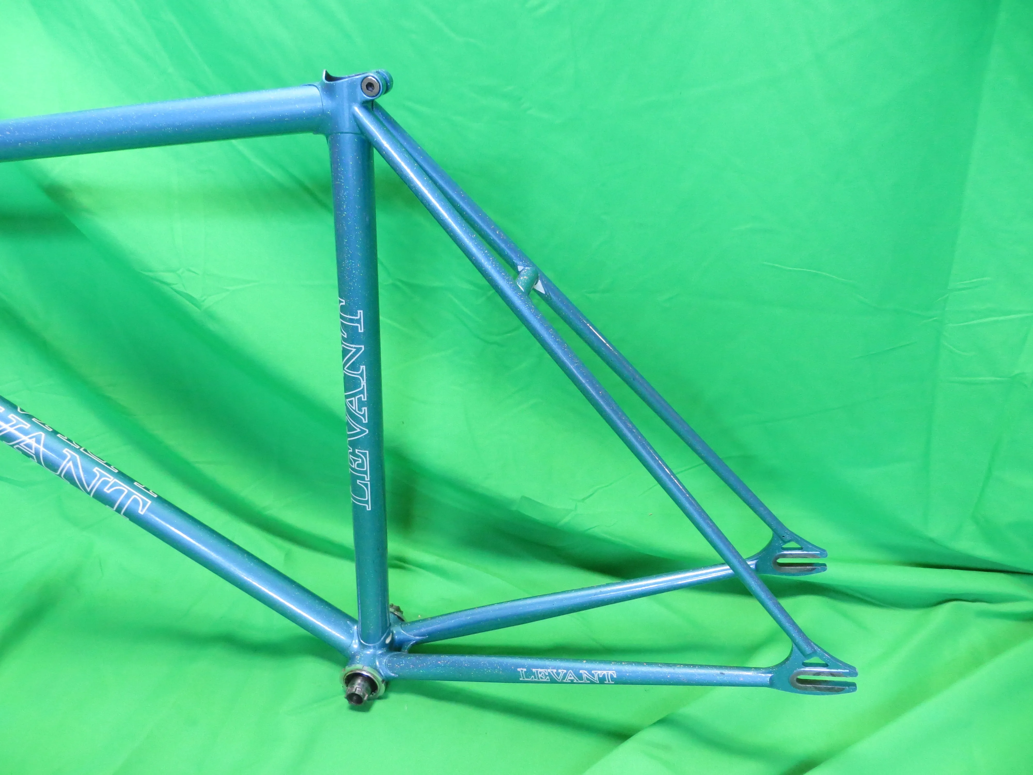 LEVANT Columbus Max Fork // Light Blue with Rainbow Flake // 52cm