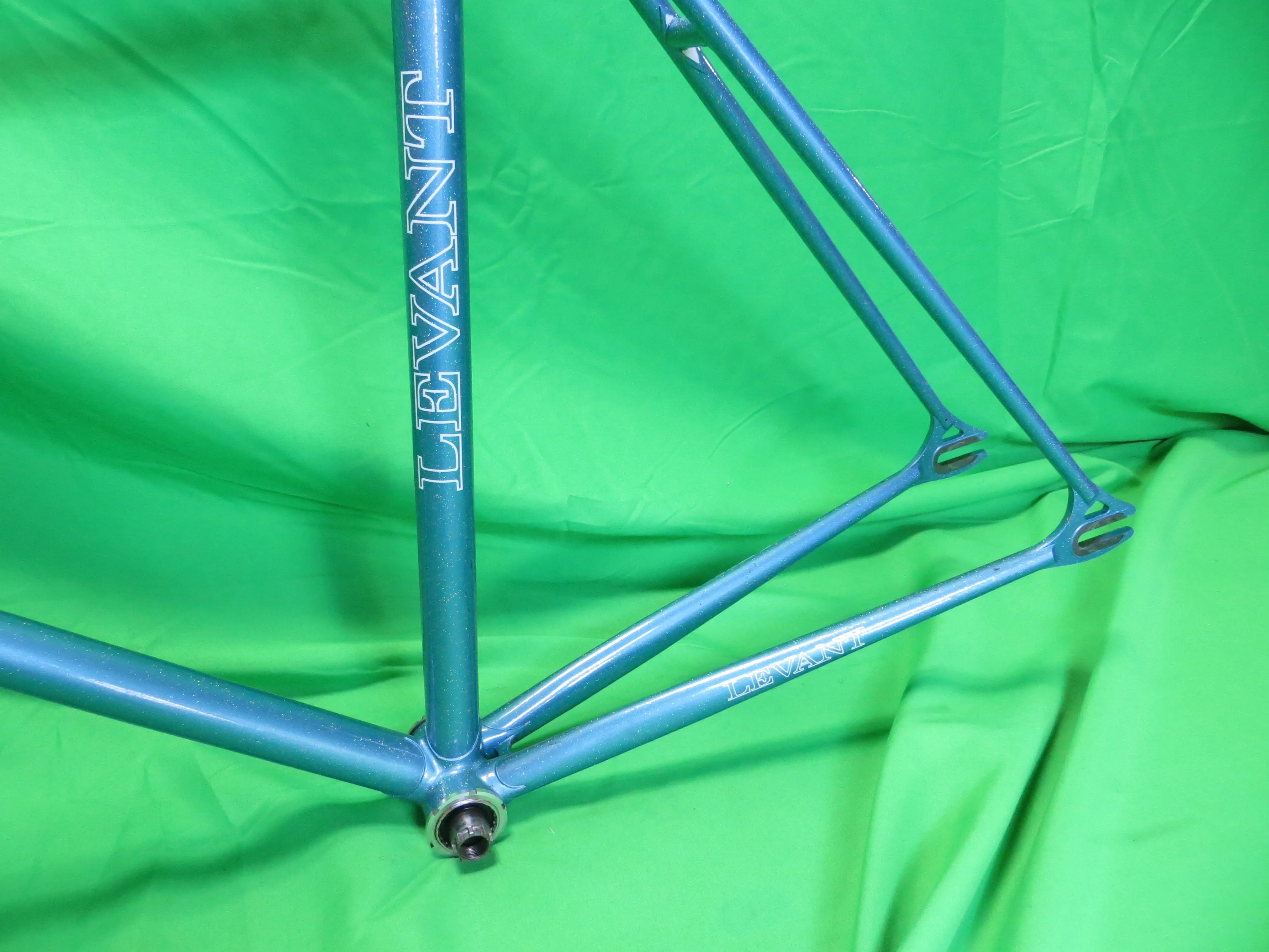 LEVANT Columbus Max Fork // Light Blue with Rainbow Flake // 52cm