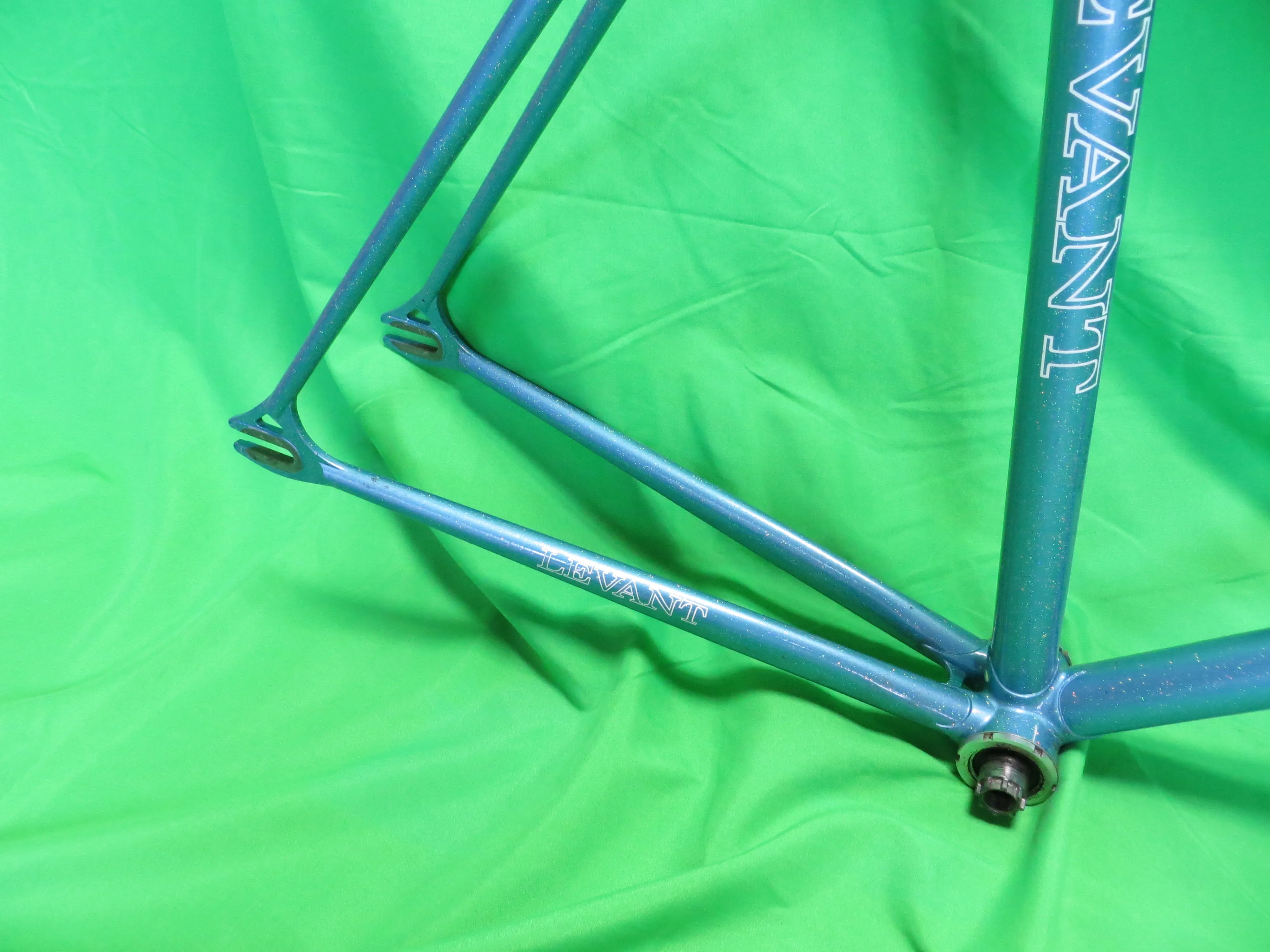 LEVANT Columbus Max Fork // Light Blue with Rainbow Flake // 52cm